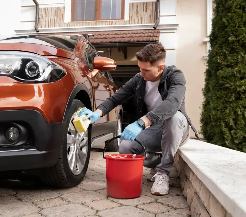 Lavage auto à domicile Civrieux-d'Azergues : professionnel intervenant sur un véhicule